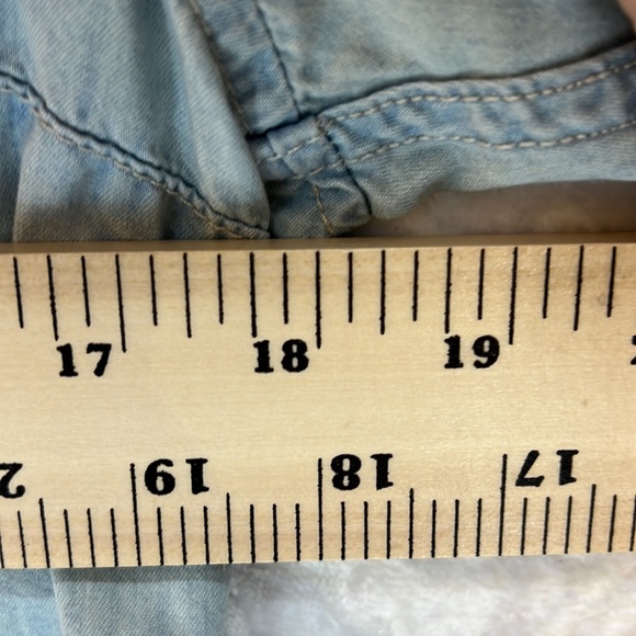 Denim Button Down Shirt Top EUC Large M/L LIGHT BLUE WASH Thread & Supply - Picture 6 of 7